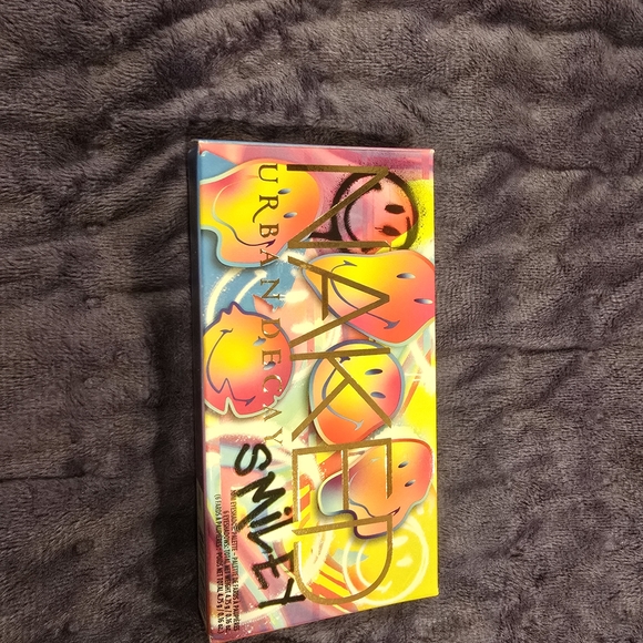 Urban Decay Smiley Eyeshadow Palette - Picture 1 of 4